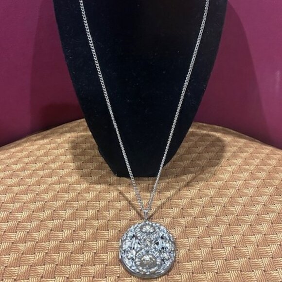 REPOUSSE Victorian Gold Tone Large Round Large Locket NECKLACE - Picture 6 of 10